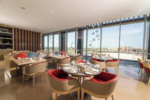 2 restaurants; ze serveren er ontbijt, lunch, diner en brunch 