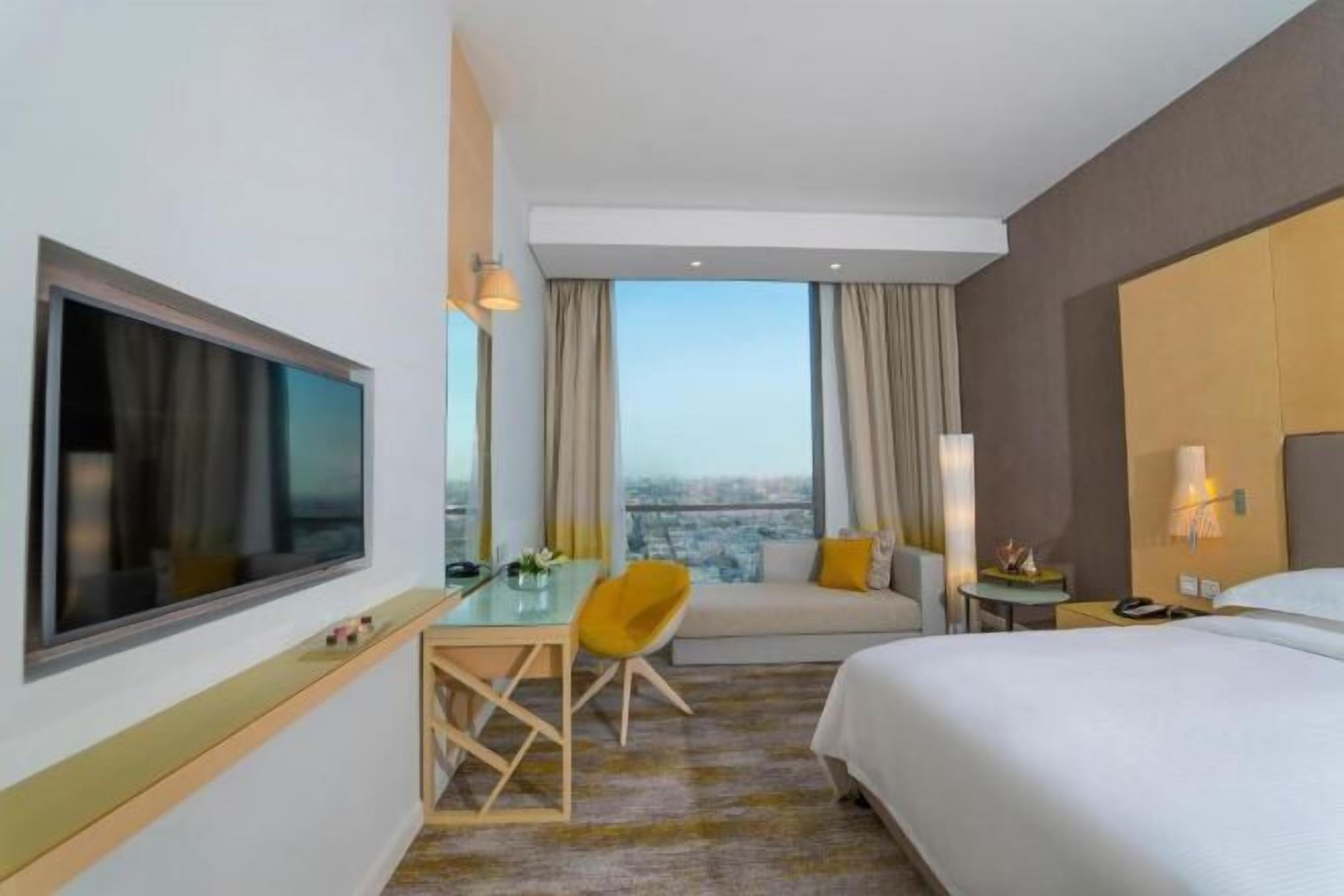 Selimut bulu angsa, minibar, brankas, dan meja kerja