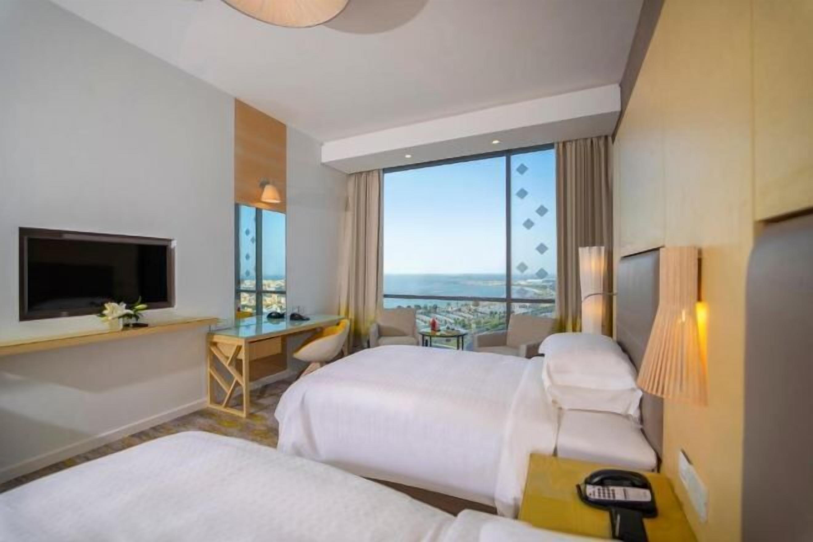 Selimut bulu angsa, minibar, brankas, dan meja kerja