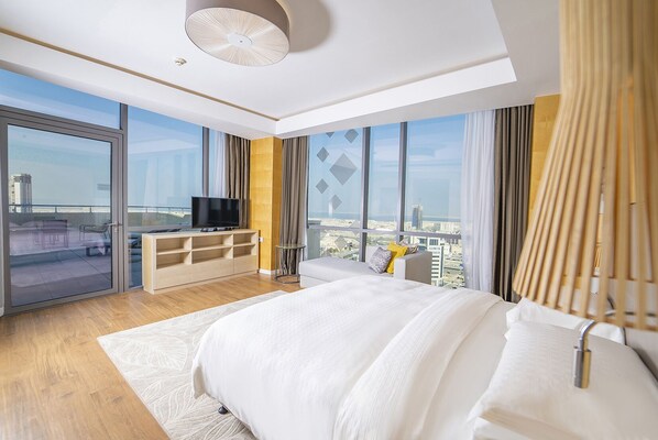 Suite Royal, vista al mar | Edredón, minibar, caja de seguridad en la habitación y escritorio 