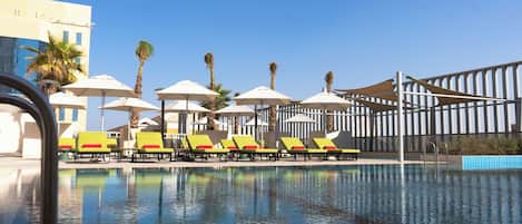 2 AuĂenpools, geöffnet von 08:00 Uhr bis 23:00 Uhr, Sonnenschirme