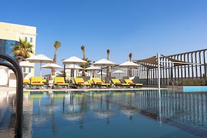 2 piscines extérieures, parasols de plage, chaises longues