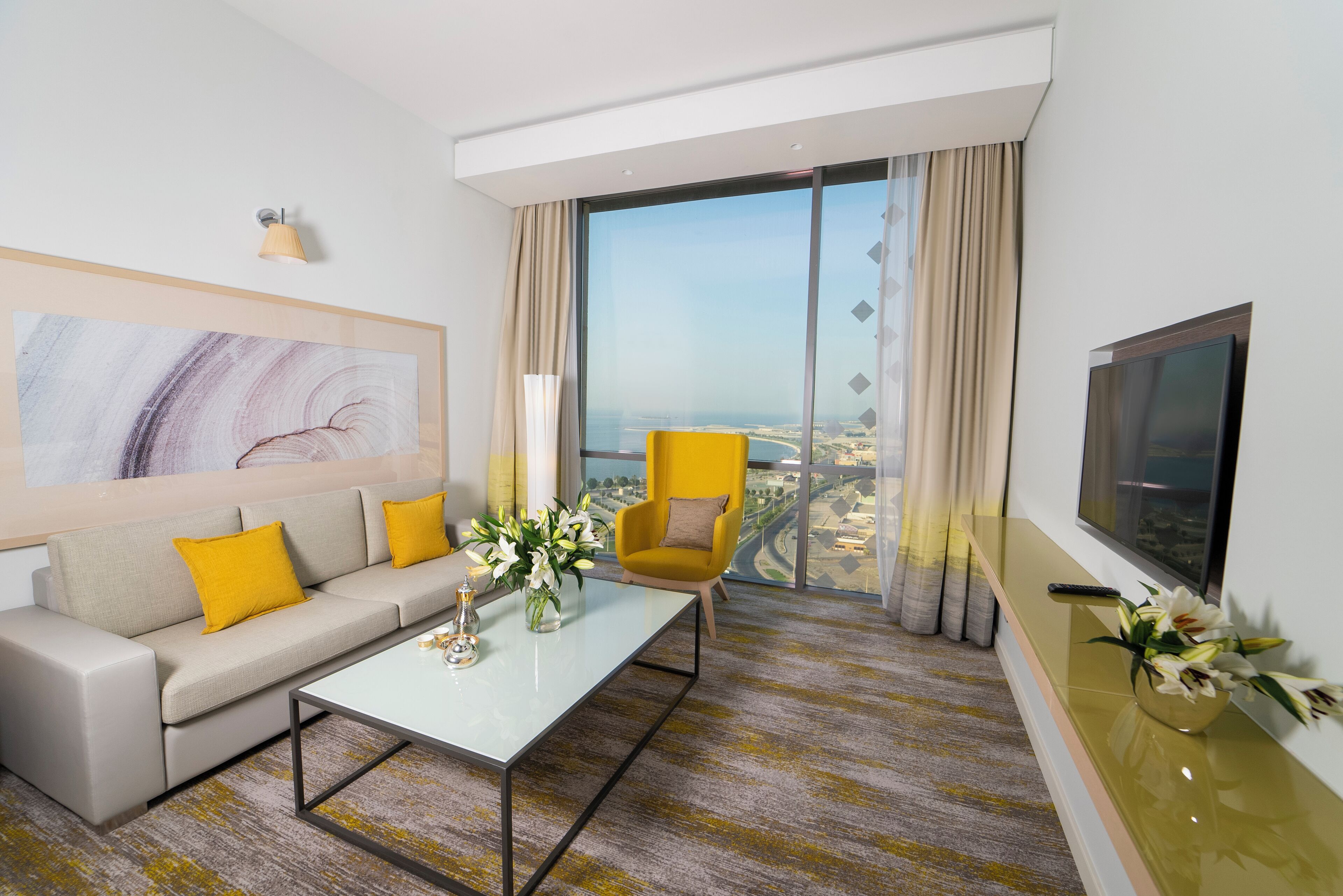 Suite, 1 kamar tidur, Akses Club Lounge, pemandangan laut | Area keluarga | Televisi layar datar 32-inci dengan saluran TV satelit