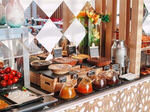 Desayuno continental diario (SAR 35.00 por persona)