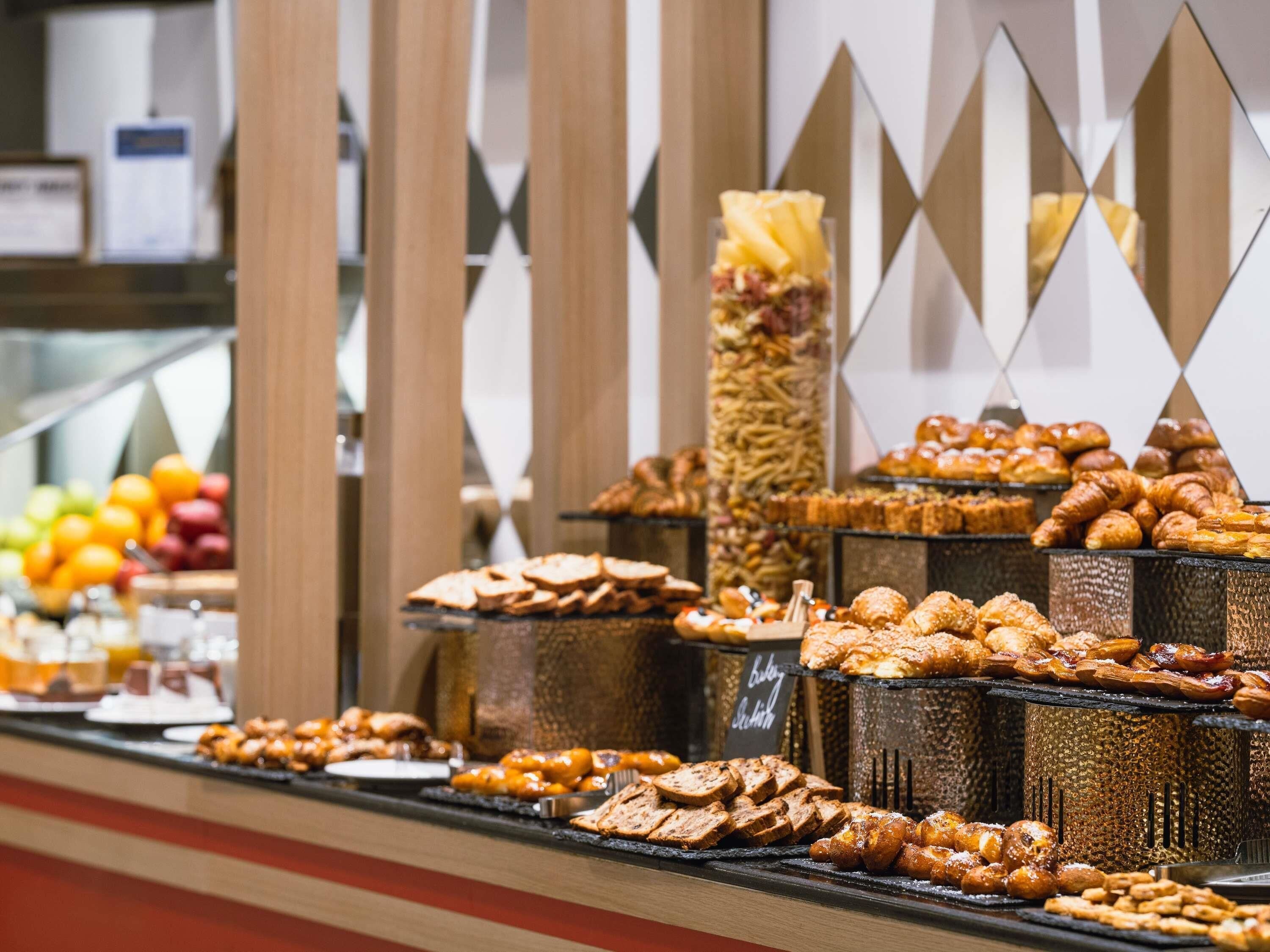 2 restauranter, frokost, lunsj og middag serveres, internasjonale retter