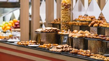 2 restaurants, breakfast, lunch, dinner served; international cuisine