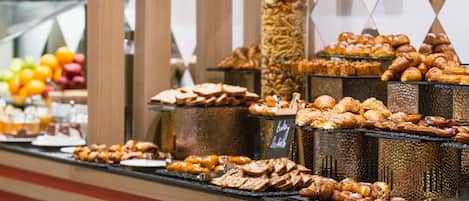 2 restaurants, breakfast, lunch, dinner served; international cuisine