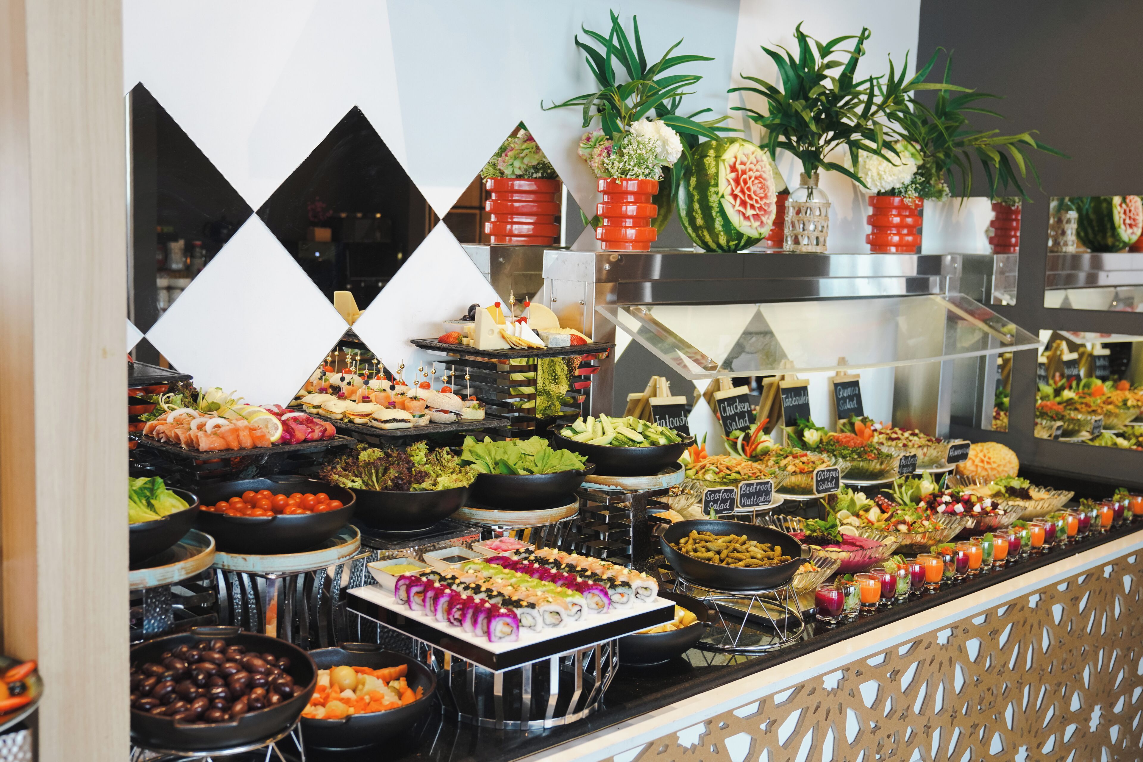 2 restaurants, breakfast, lunch, dinner served; international cuisine