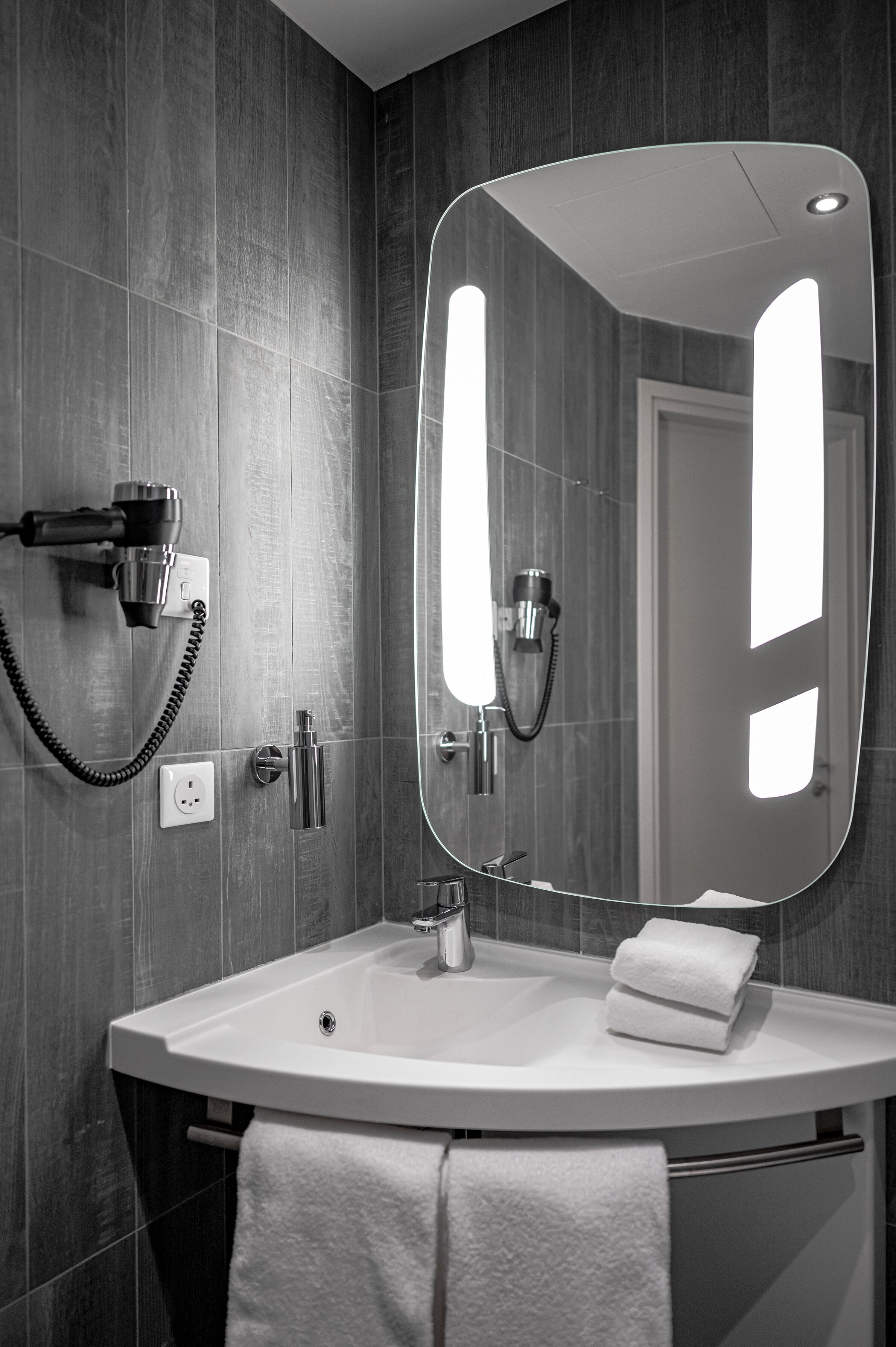 twin room, 1 single bed (skyline, high floor) | bathroom | shower, eco-friendly toiletries, hair dryer, slippers