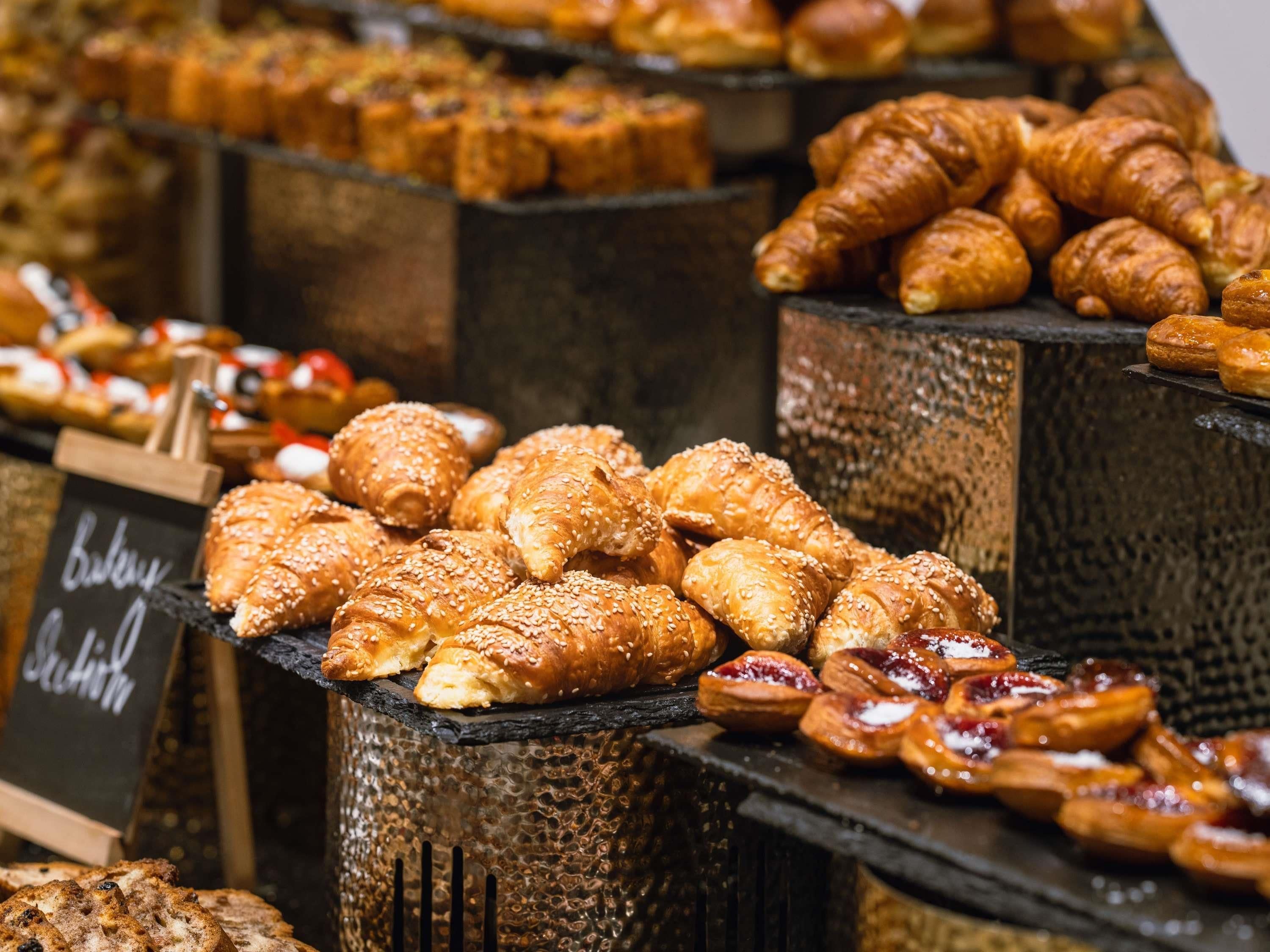 Una vitrina de panadería con distintos productos horneados.