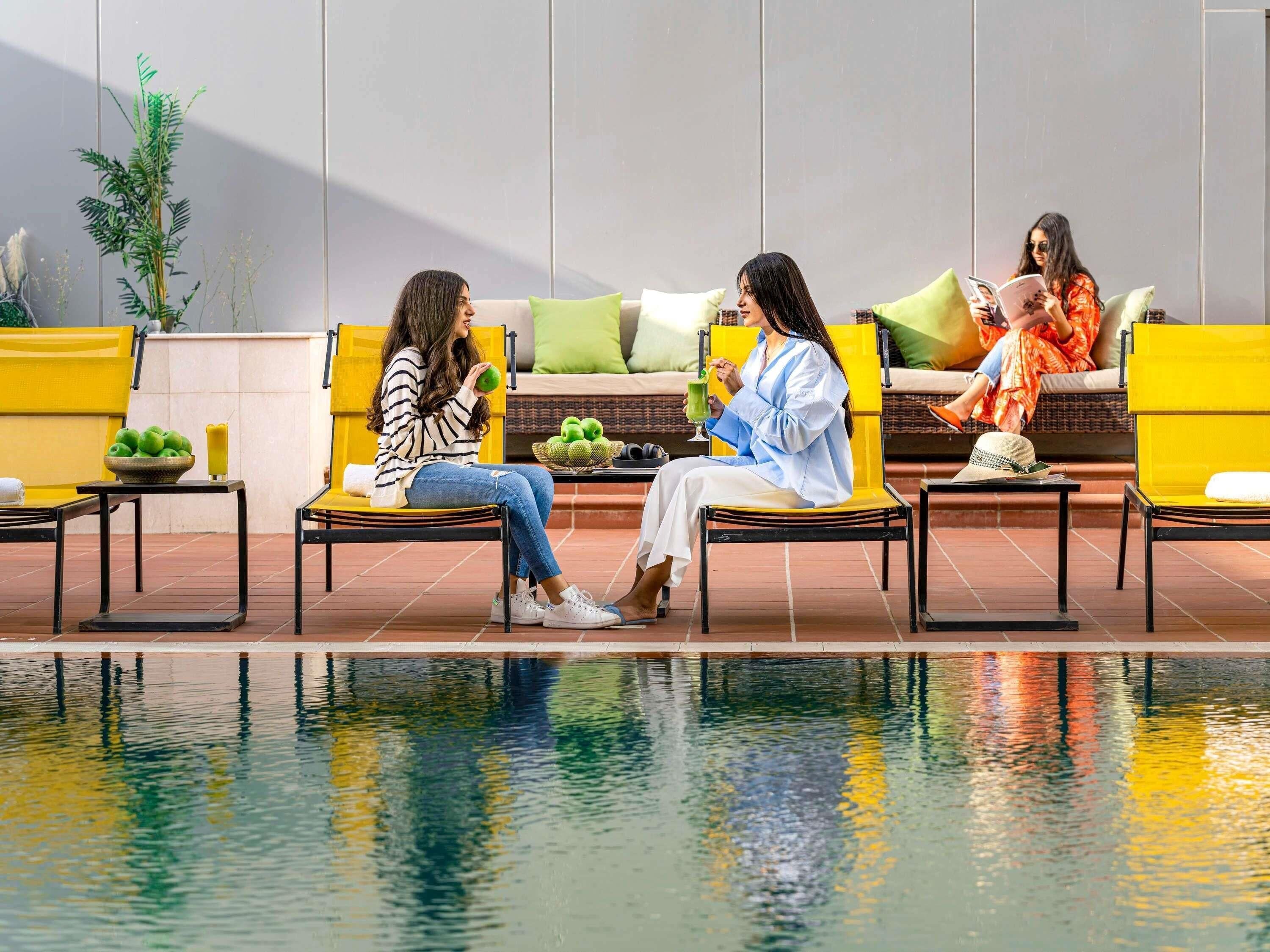 Hồ bơi ngoài trời, mở cửa từ 7:00 đến 18:00, ghế dài tắm nắng 