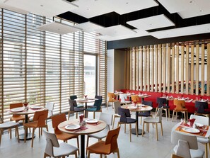 2 restaurants, spécialités Cuisine internationale