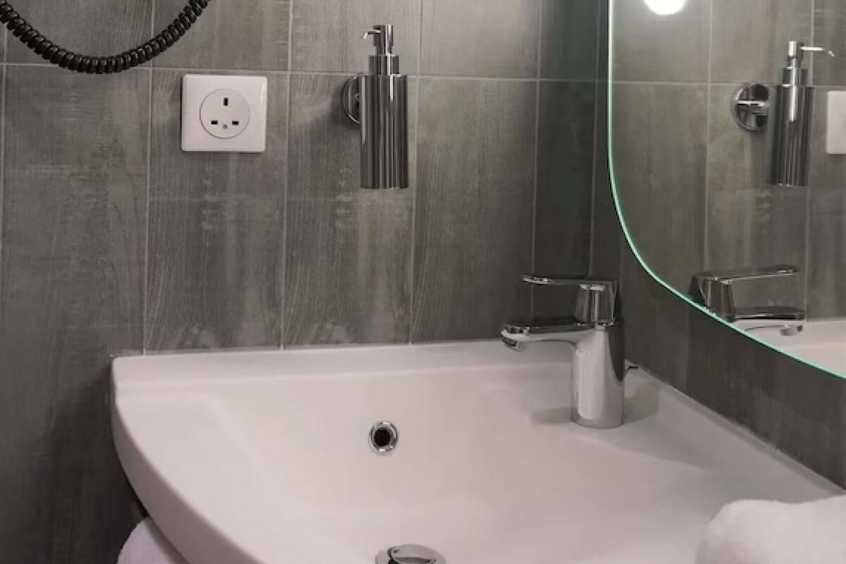 Habitación estándar, 2 camas individuales | Caja fuerte, escritorio, espacio para trabajar con un portátil