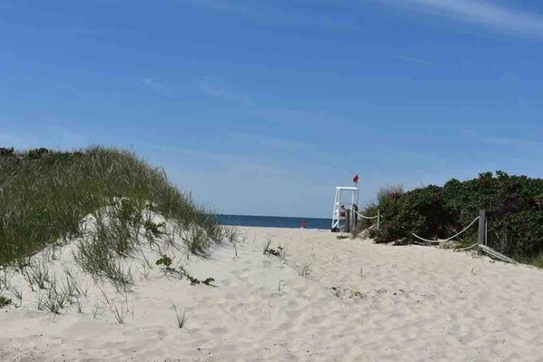 Plage à proximité, chaises longues, serviettes de plage
