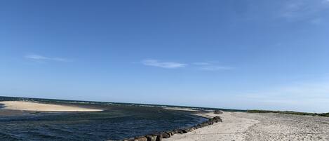 Una playa cerca, sillas reclinables de playa, toallas de playa