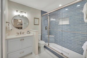 Shower, towels - Pet Friendly Three Bedroom Townhouse. Heated Pool! (Saint Simons Island)