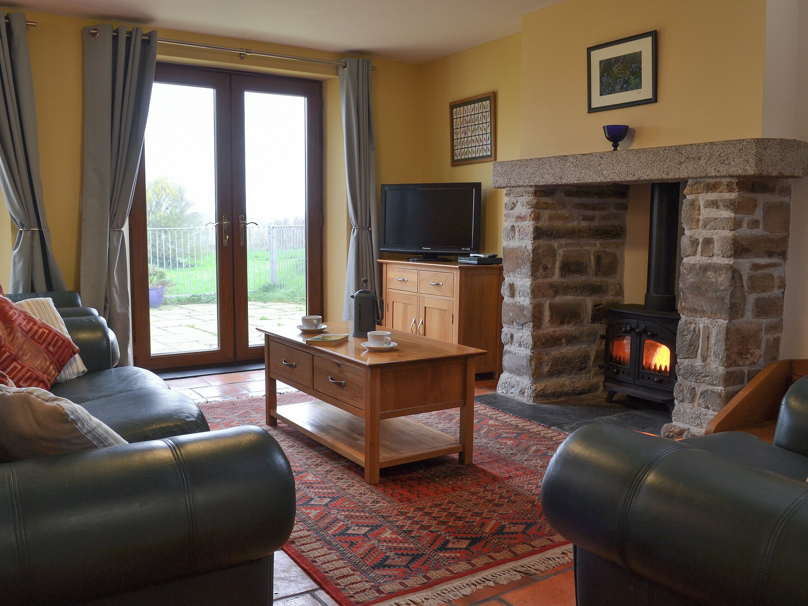 TV, fireplace
