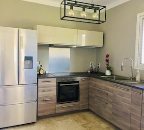 Frigorifero, microonde, forno, piano cottura