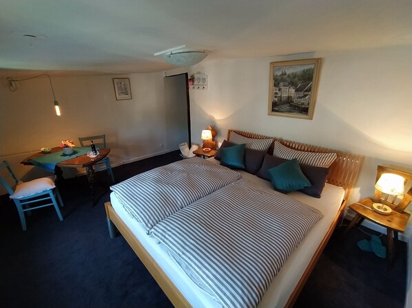 1 bedroom, bed sheets