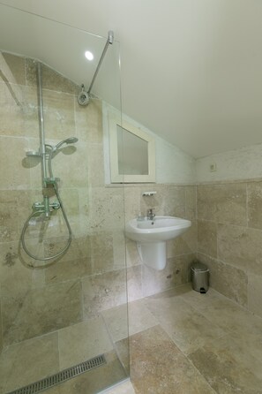 Shower, hair dryer, towels, soap - Pansion 5 (Rijeka Crnojevica)