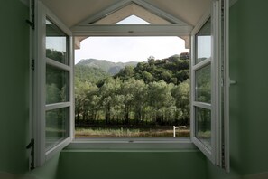 Minibar, muebles diferentes y escritorio