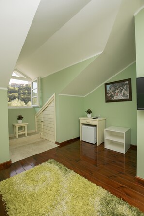 Minibar, con arredamento individuale, una scrivania, postazione laptop