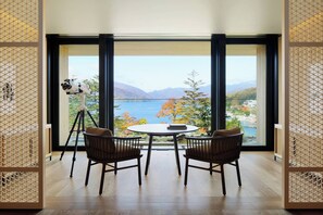 スイート キングベッド 1 台 レイクビュー (Balcony) | 高級寝具、ミニバー、セーフティボックス (室内)、ノートパソコン用作業スペース