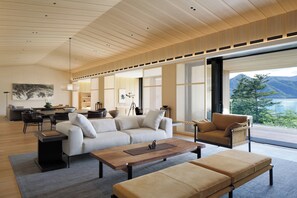 スイート キングベッド 1 台 レイクビュー (Balcony) | リビングルーム | 55 インチの液晶テレビ (デジタル放送視聴可)、テレビ、MP3 ドック