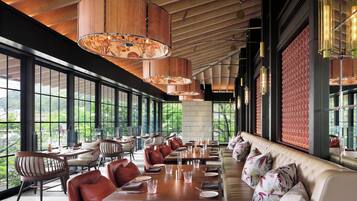 2 restaurants; breakfast, lunch and dinner served