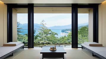 套房, 1 張特大雙人床, 非吸煙房, 湖景 (Balcony) | 高級寢具、迷你吧、客房內保險箱、筆電工作空間