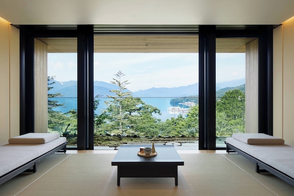 套房, 1 張特大雙人床, 湖景 (Balcony) | 高級寢具、迷你吧、客房內保險箱、筆電工作空間