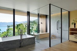 Suite Luxe, 1 très grand lit, vue lac (Balcony) | Salle de bain | Ensemble douche/baignoire, douche à « effet pluie »