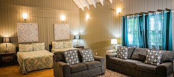 Recently renovated chalet within walking distance to the salt water pool