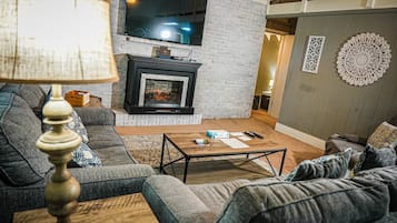 TV, pebolim, mesa de pingue-pongue