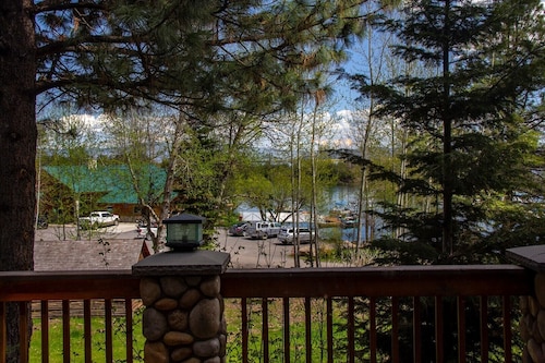 Harriman Springs Resort Cabin 1 - A Vacation House with Accommodations & Views