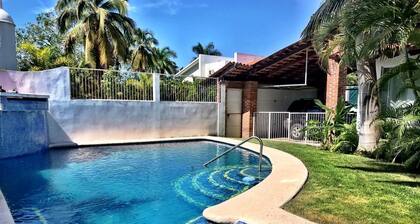 Prívate house, huge kitchen, pool jacuzzi, garden, 2 blocks from the beach