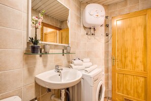 Douche, sĂšche-cheveux, serviettes fournies, papier toilette