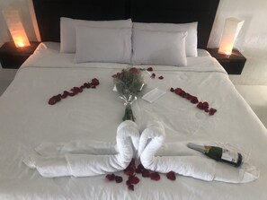 豪華四人房 | 高級寢具、羽絨被、Select Comfort 床墊、房內夾萬