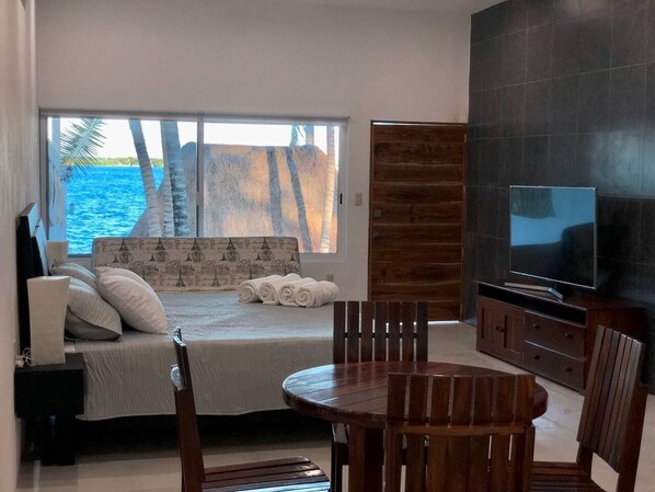 Habitación cuádruple Deluxe | Ropa de cama de alta calidad, edredón y camas Select Comfort 