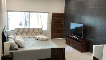 Habitación cuádruple Deluxe | Ropa de cama de alta calidad, edredón y camas Select Comfort