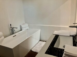 Habitación cuádruple Deluxe | Baño | Amenidades de baño gratuitas, toallas, jabón, shampoo 