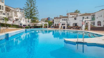 Una piscina al aire libre, una piscina en la azotea