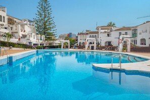 Een buitenzwembad en een zwembad op het dak