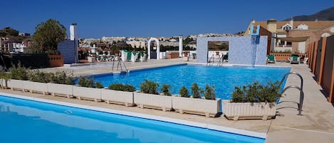 Una piscina cubierta, una piscina al aire libre