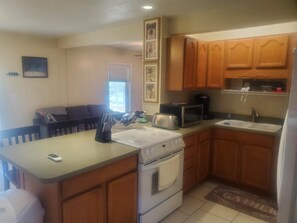 Microwave, oven, stovetop, coffee/tea maker - River Charm on the Alafia River (Riverview)