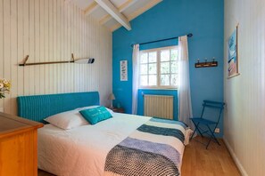 5 bedrooms, desk, iron/ironing board, travel cot