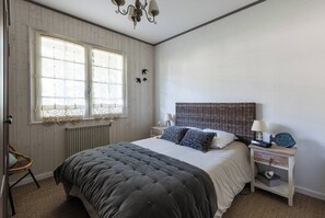5 bedrooms, desk, iron/ironing board, travel crib