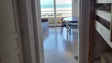 1 bedroom, bed sheets