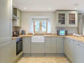 Geladeira, micro-ondas, fogão, lava-louças