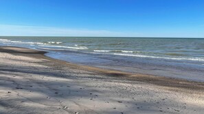 Una playa con arena y olas.